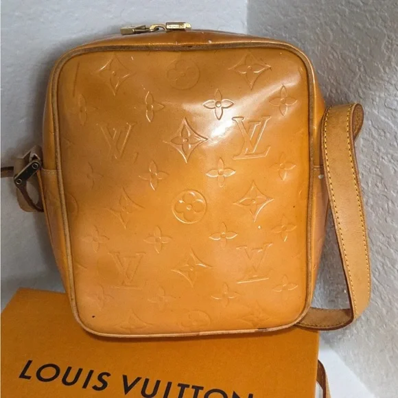 🌷SALE🌷Authentic Louis Vuitton Yellow Vernis 2 compartment Crossbody Bag - Picture 4 of 12